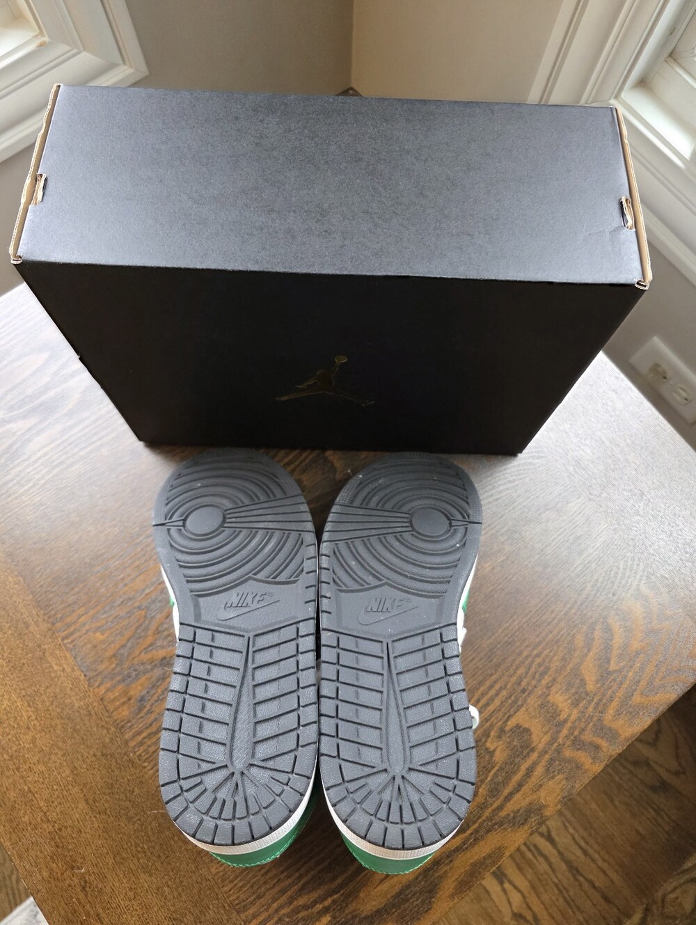 Nike Air Jordan 1 Mid 'Lucky Green' Spring 2023 - Picture 4 of 10